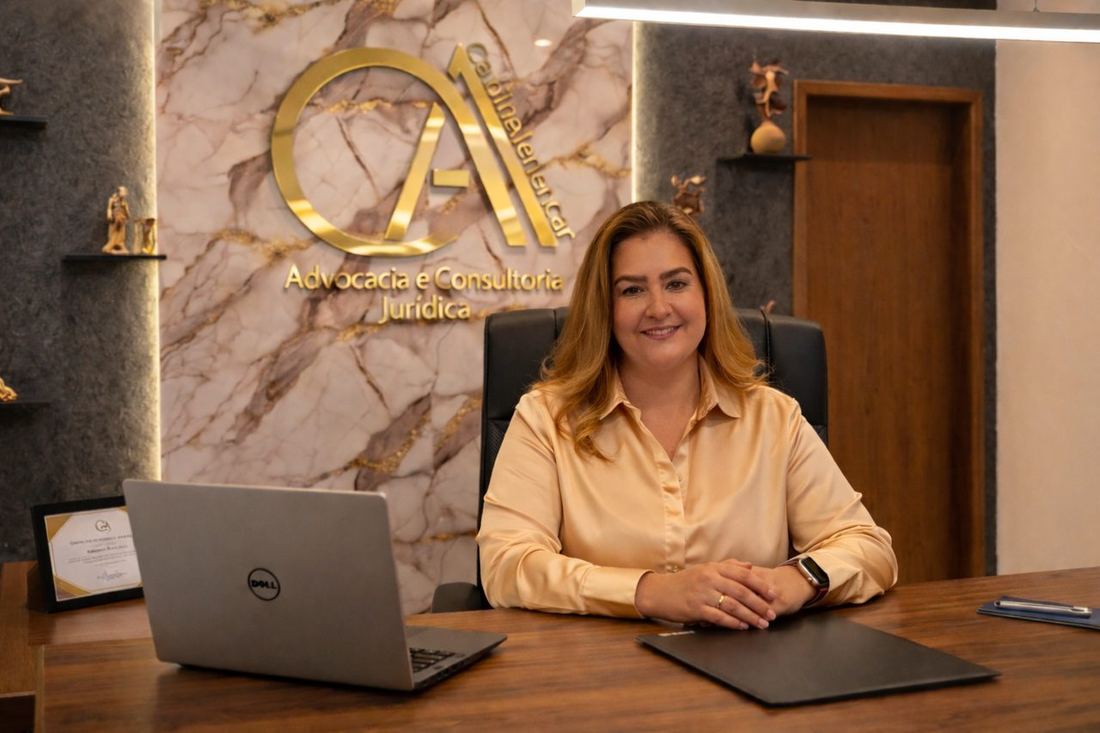 Camila Alencar no escritório
